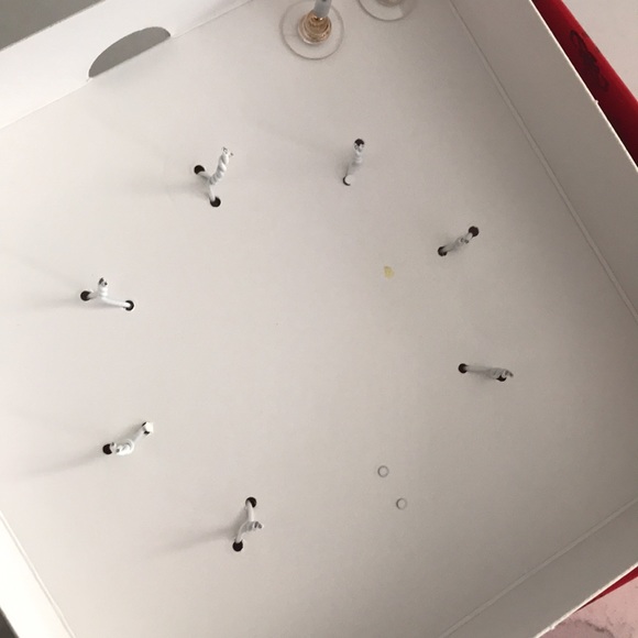 ✨Sold✨Guess Boxed Heart Charm Bracelet & Earring Set New - Picture 8 of 9